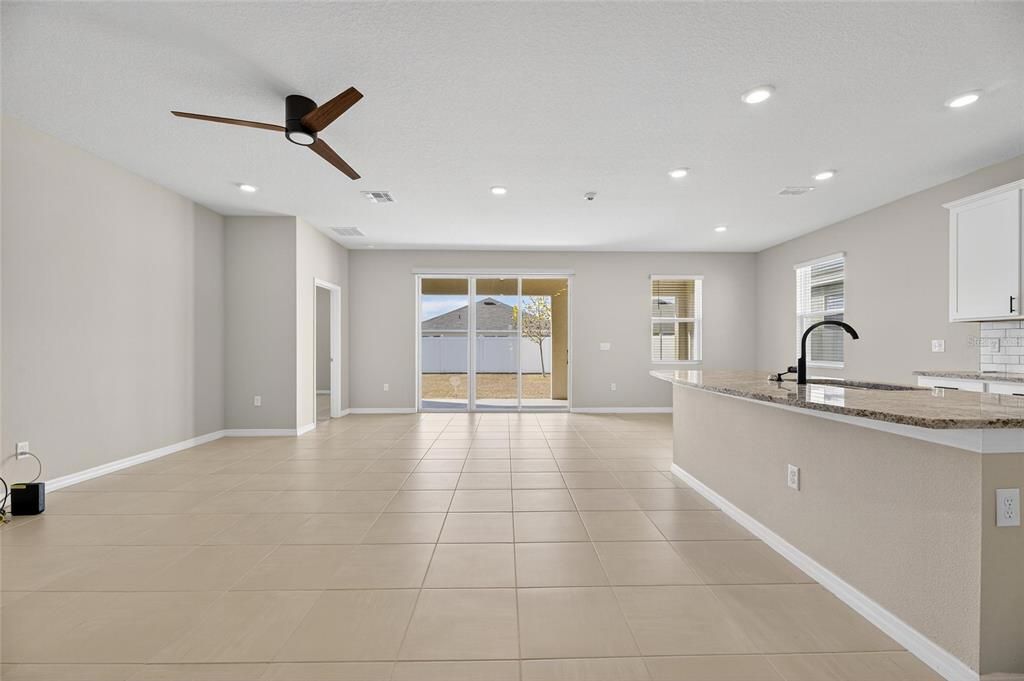 Под контрактом: $330,000 (4 спален, 2 ванн, 2035 Квадратных фут)