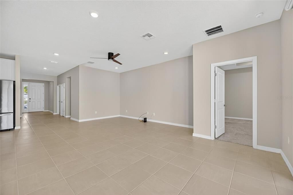 Под контрактом: $330,000 (4 спален, 2 ванн, 2035 Квадратных фут)