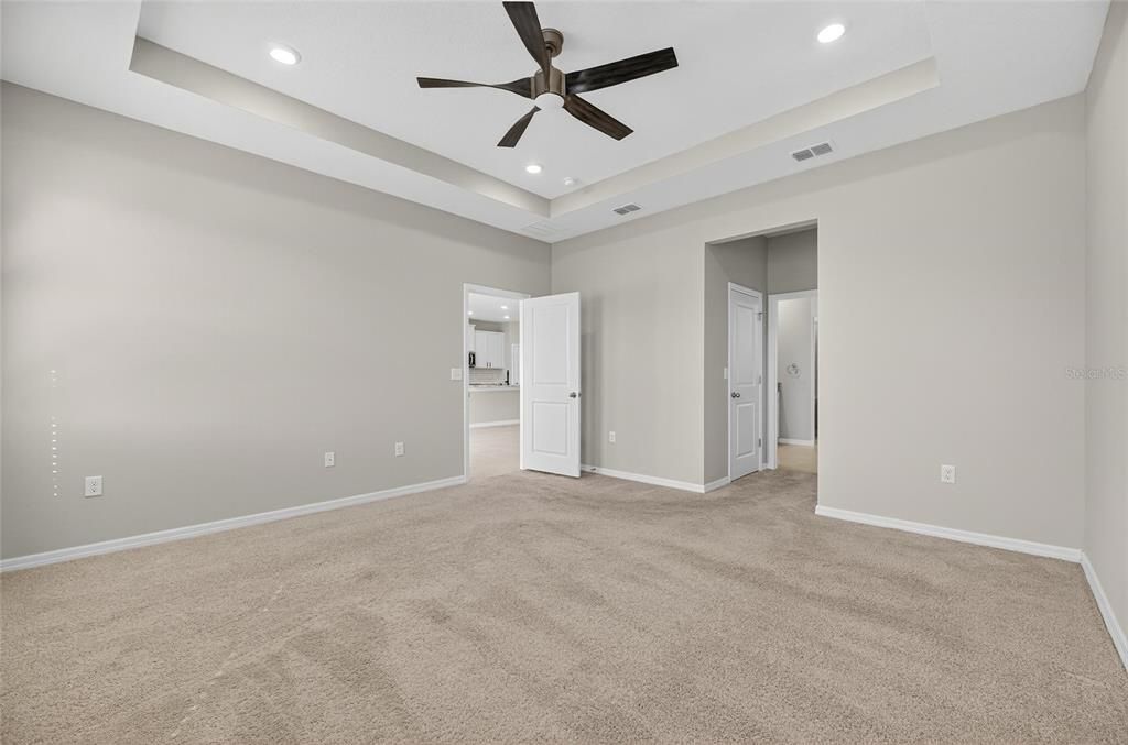 Под контрактом: $330,000 (4 спален, 2 ванн, 2035 Квадратных фут)