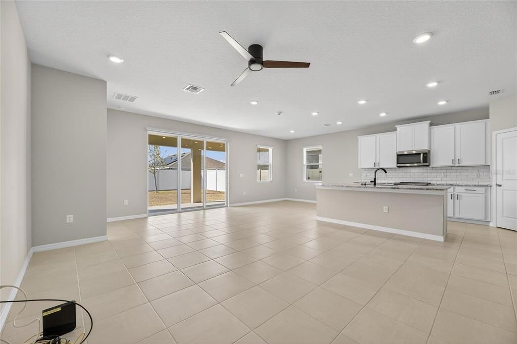 Под контрактом: $330,000 (4 спален, 2 ванн, 2035 Квадратных фут)