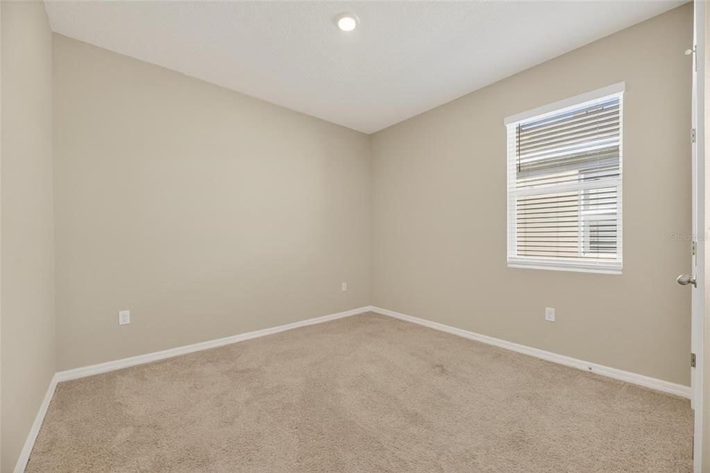 Под контрактом: $330,000 (4 спален, 2 ванн, 2035 Квадратных фут)