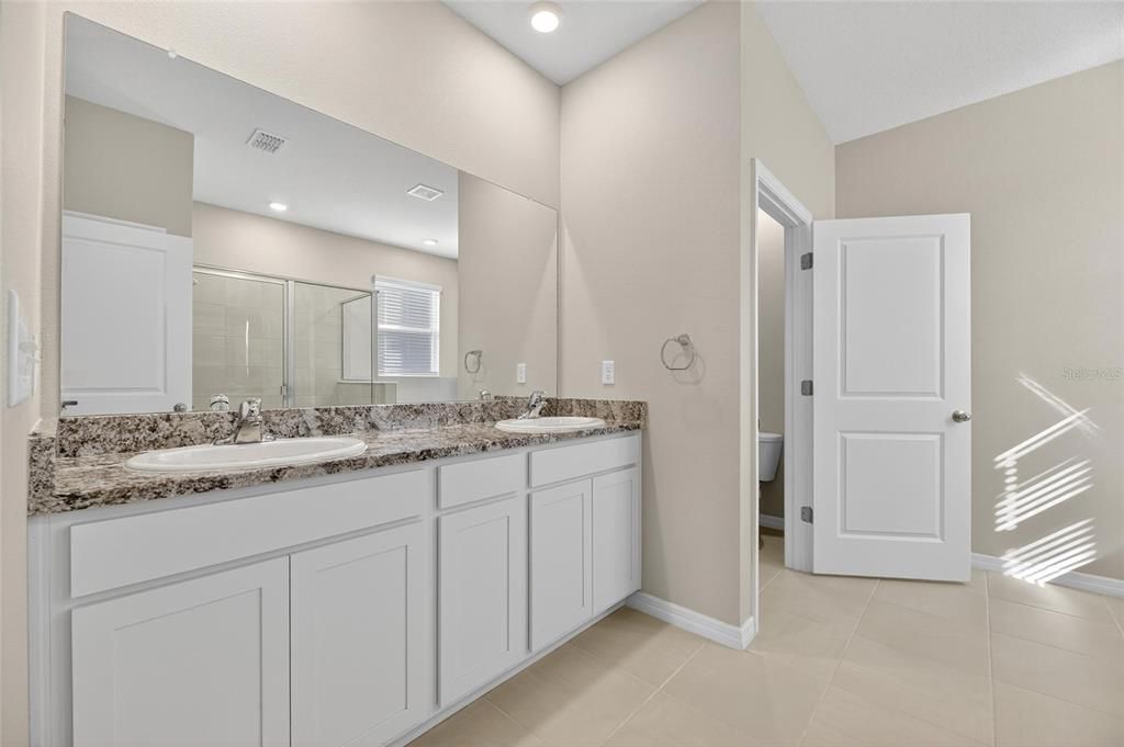 Под контрактом: $330,000 (4 спален, 2 ванн, 2035 Квадратных фут)