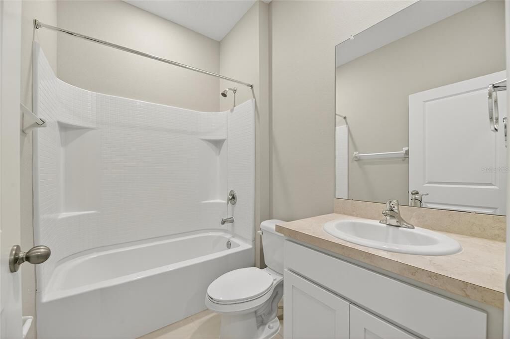 Под контрактом: $330,000 (4 спален, 2 ванн, 2035 Квадратных фут)