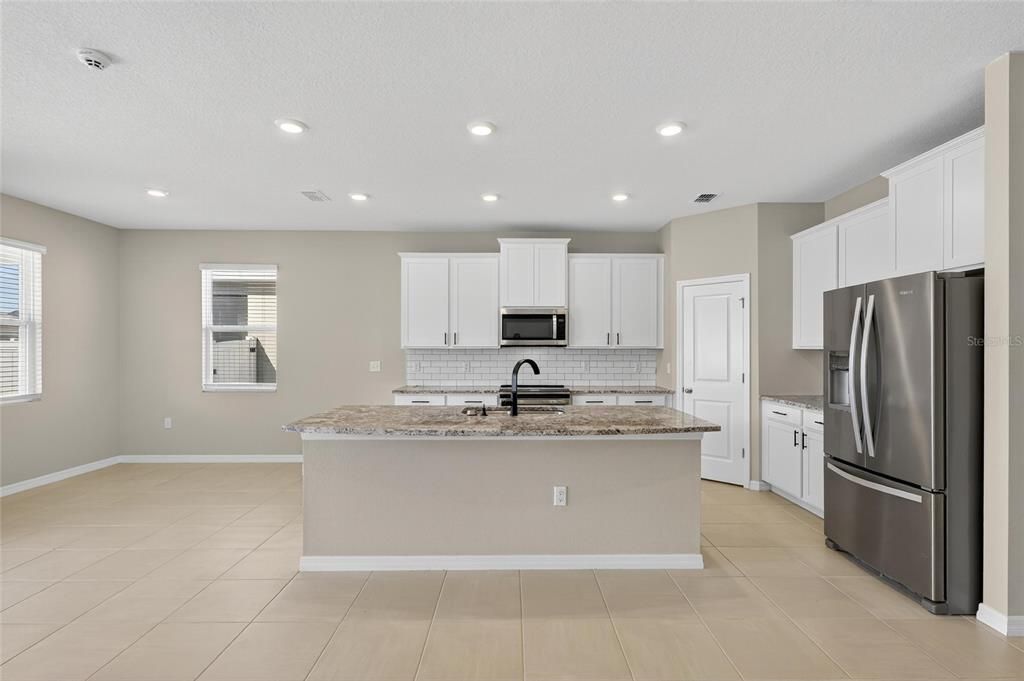 Под контрактом: $330,000 (4 спален, 2 ванн, 2035 Квадратных фут)