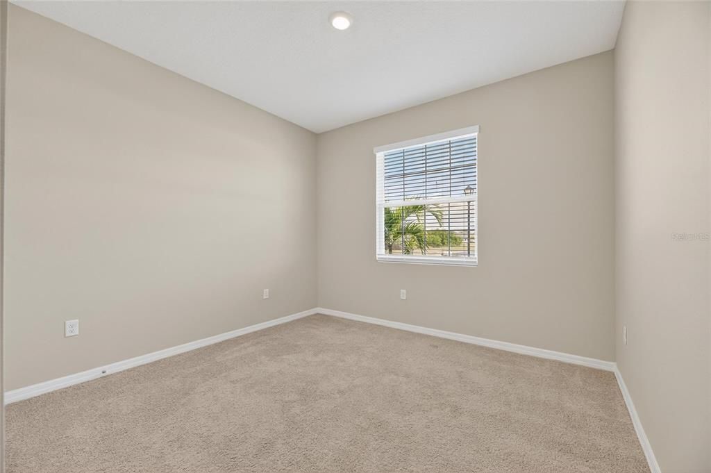 Под контрактом: $330,000 (4 спален, 2 ванн, 2035 Квадратных фут)