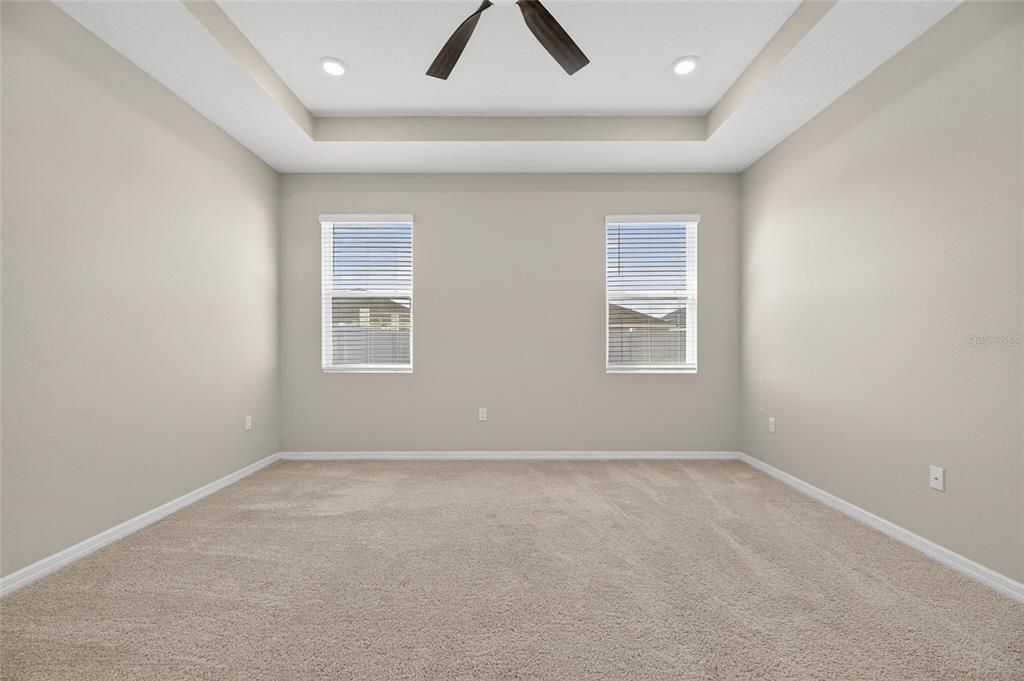 Под контрактом: $330,000 (4 спален, 2 ванн, 2035 Квадратных фут)