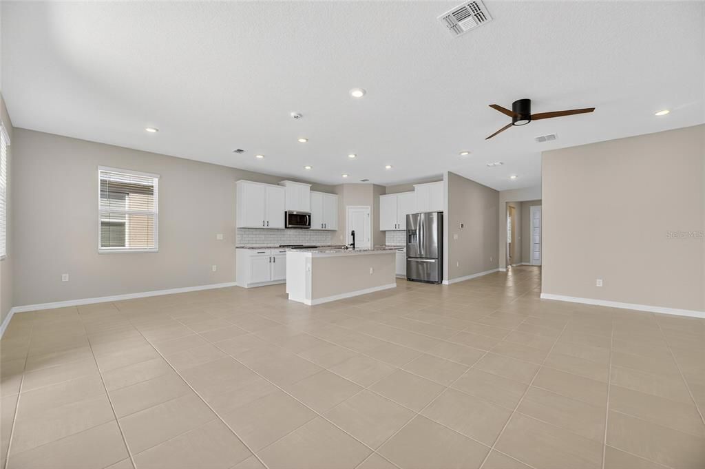 Под контрактом: $330,000 (4 спален, 2 ванн, 2035 Квадратных фут)