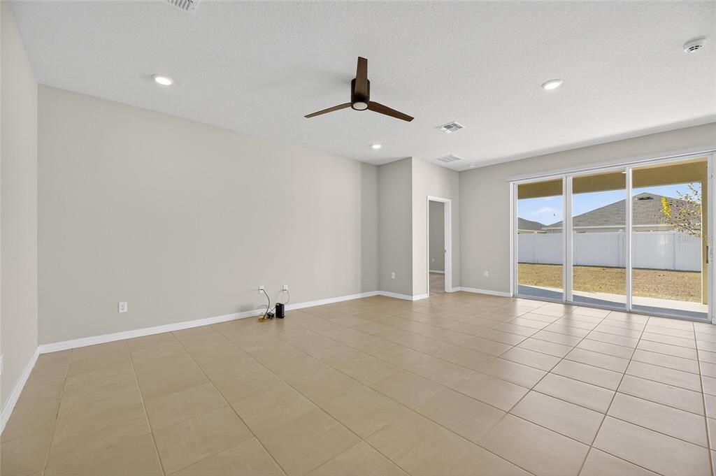 Под контрактом: $330,000 (4 спален, 2 ванн, 2035 Квадратных фут)