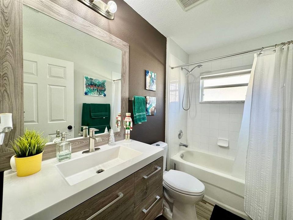 For Rent: $2,000 (3 beds, 2 baths, 1263 Square Feet)