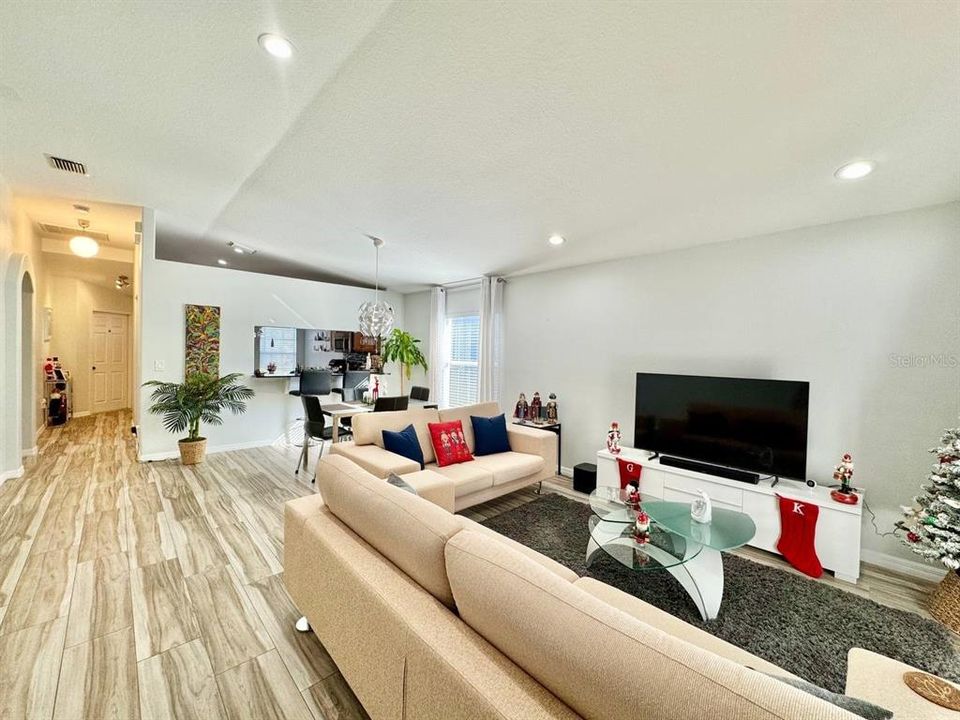 For Rent: $2,000 (3 beds, 2 baths, 1263 Square Feet)