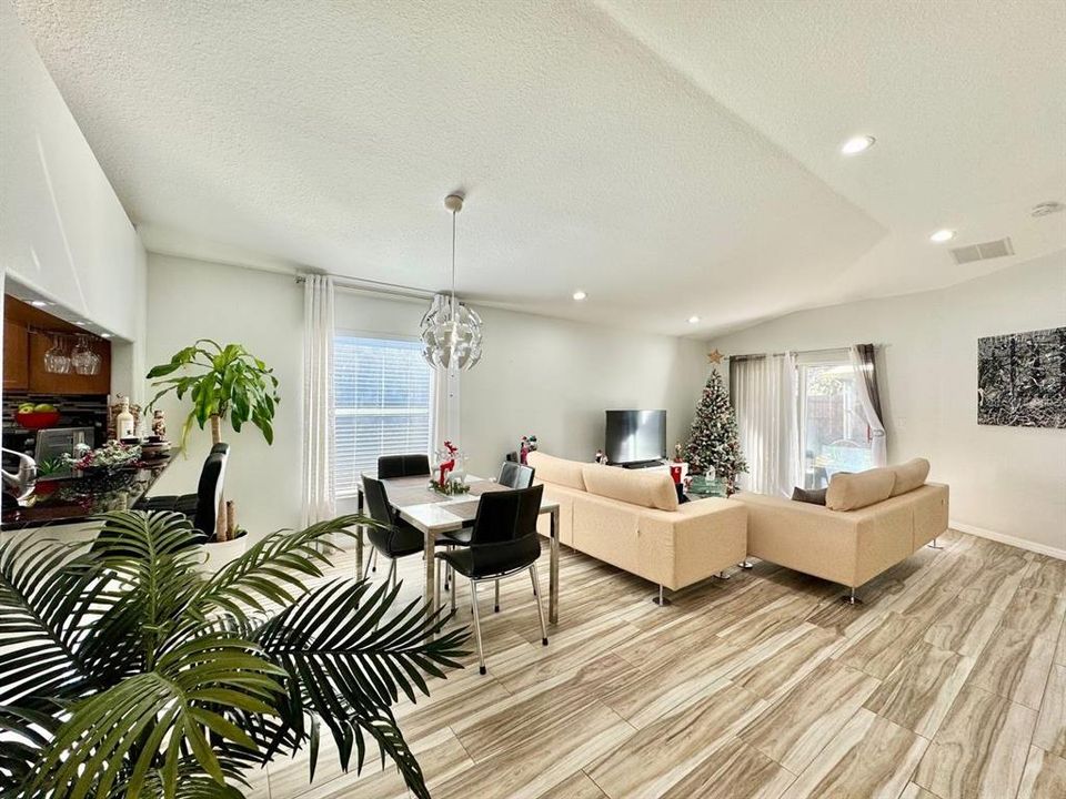 For Rent: $2,000 (3 beds, 2 baths, 1263 Square Feet)