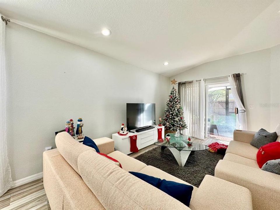 For Rent: $2,000 (3 beds, 2 baths, 1263 Square Feet)