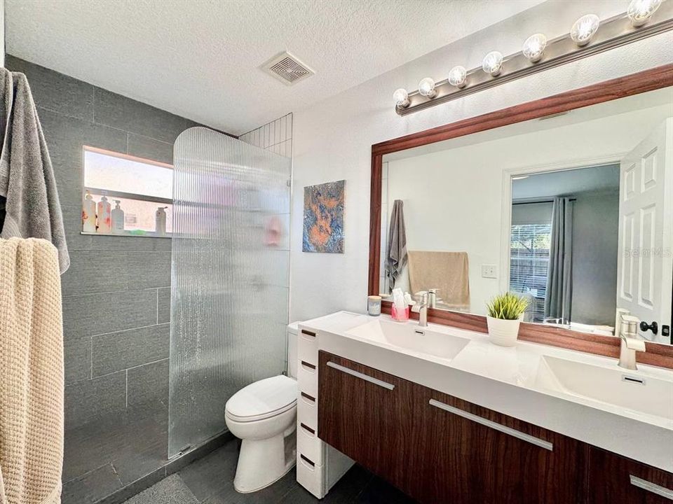 For Rent: $2,000 (3 beds, 2 baths, 1263 Square Feet)