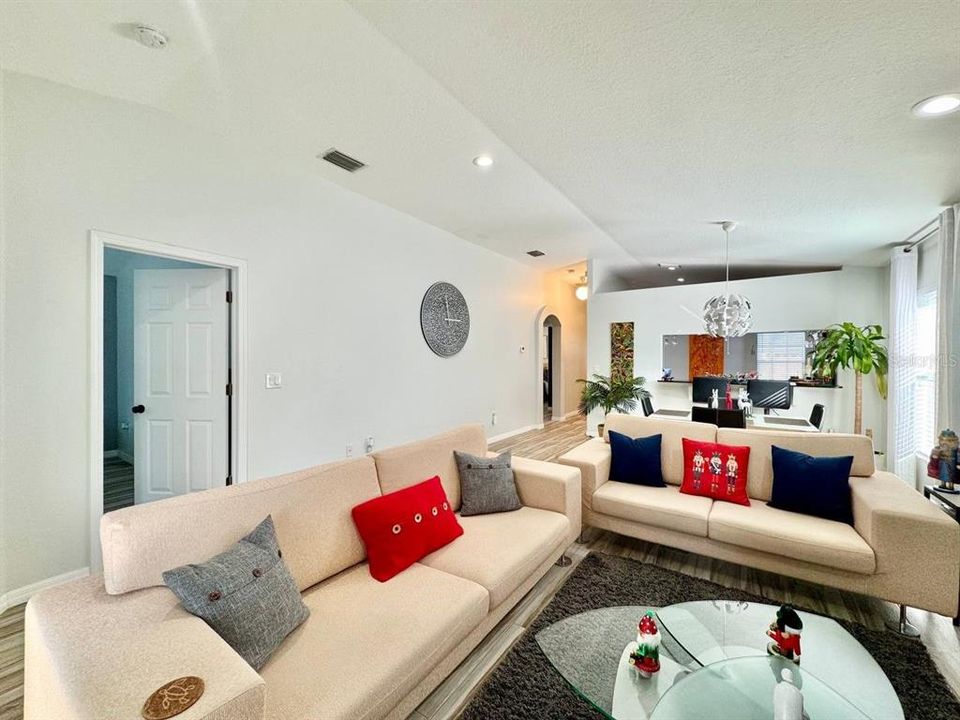 For Rent: $2,000 (3 beds, 2 baths, 1263 Square Feet)