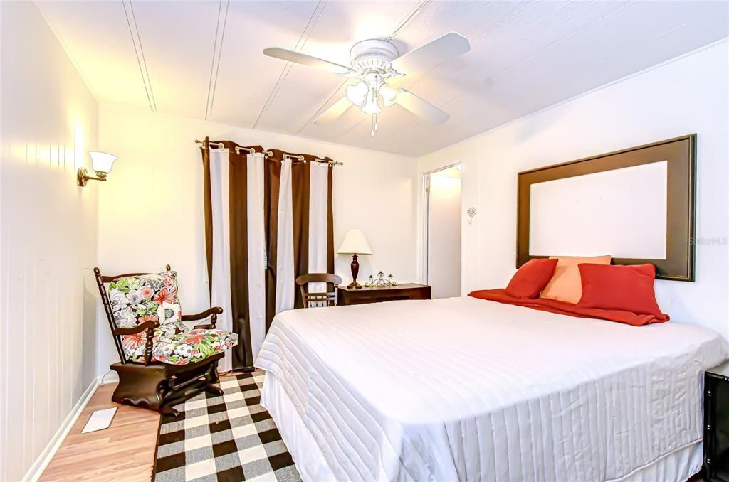 合同活跃: $132,500 (2 贝兹, 2 浴室, 1056 平方英尺)