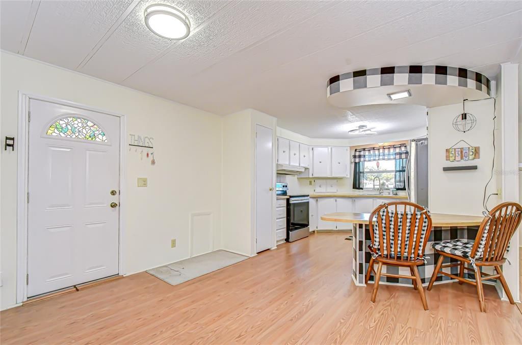 合同活跃: $132,500 (2 贝兹, 2 浴室, 1056 平方英尺)