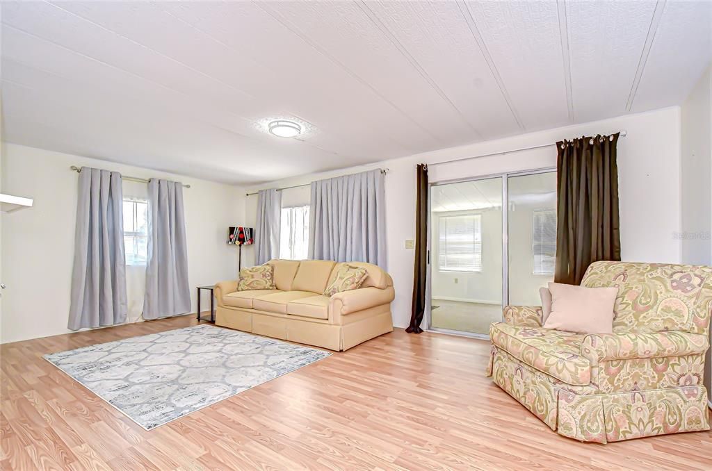 合同活跃: $132,500 (2 贝兹, 2 浴室, 1056 平方英尺)