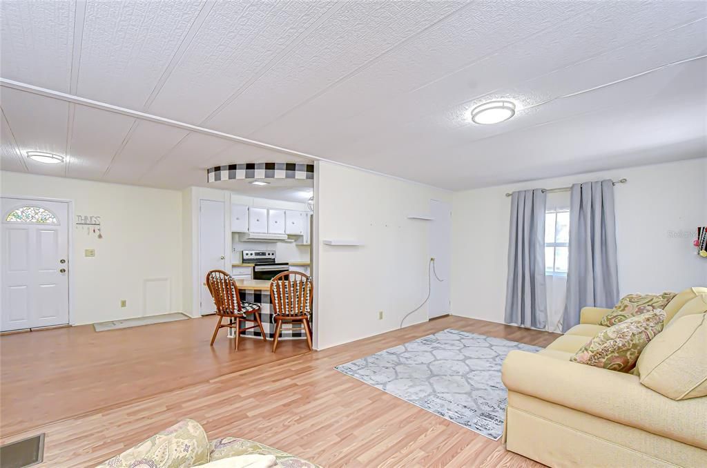 合同活跃: $132,500 (2 贝兹, 2 浴室, 1056 平方英尺)