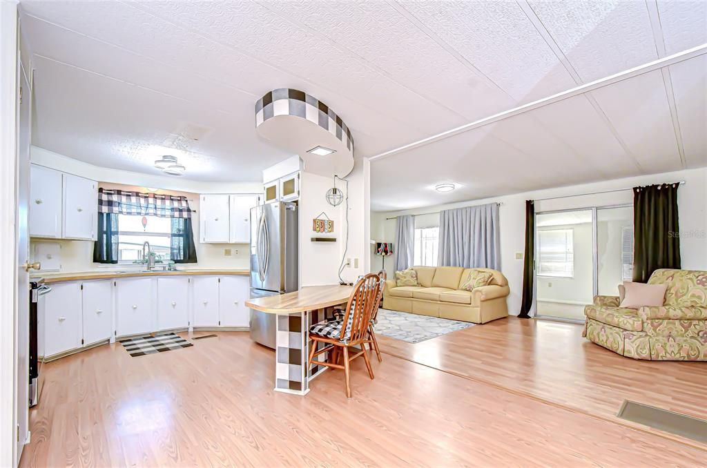 合同活跃: $132,500 (2 贝兹, 2 浴室, 1056 平方英尺)