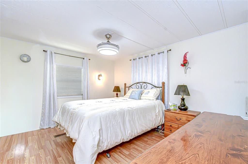 合同活跃: $132,500 (2 贝兹, 2 浴室, 1056 平方英尺)