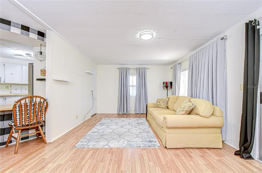 合同活跃: $132,500 (2 贝兹, 2 浴室, 1056 平方英尺)