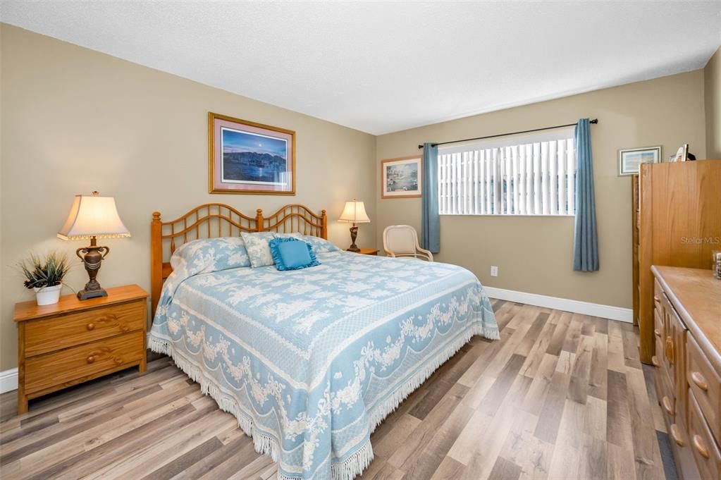 For Sale: $209,000 (2 beds, 2 baths, 1068 Square Feet)