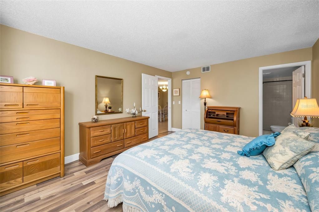 For Sale: $209,000 (2 beds, 2 baths, 1068 Square Feet)