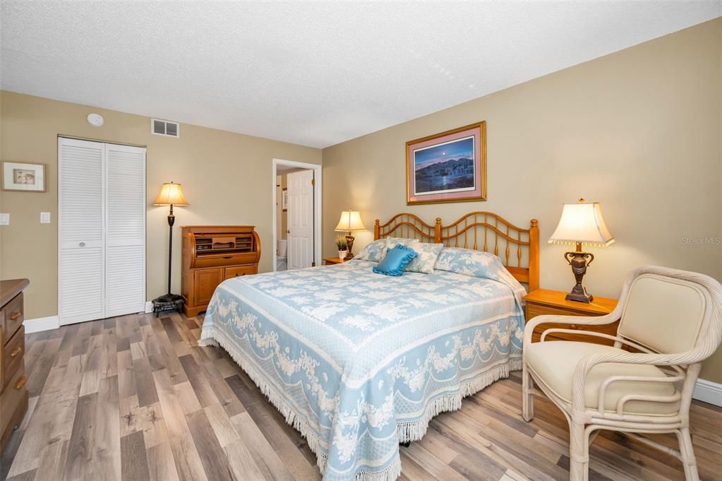 For Sale: $209,000 (2 beds, 2 baths, 1068 Square Feet)