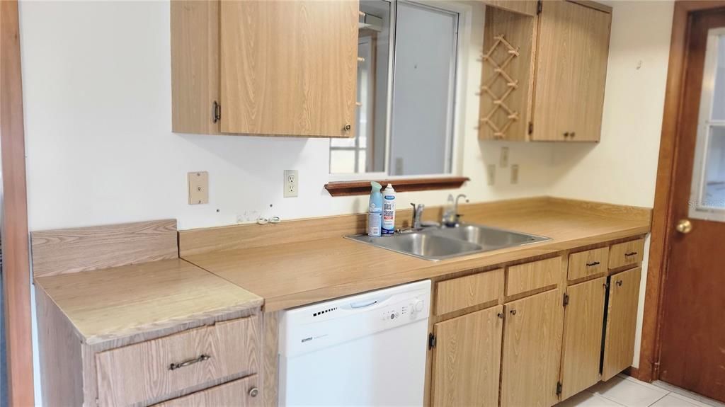 For Sale: $159,000 (2 beds, 2 baths, 1102 Square Feet)