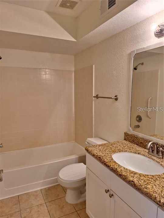 Activo con contrato: $140,000 (2 camas, 2 baños, 988 Pies cuadrados)