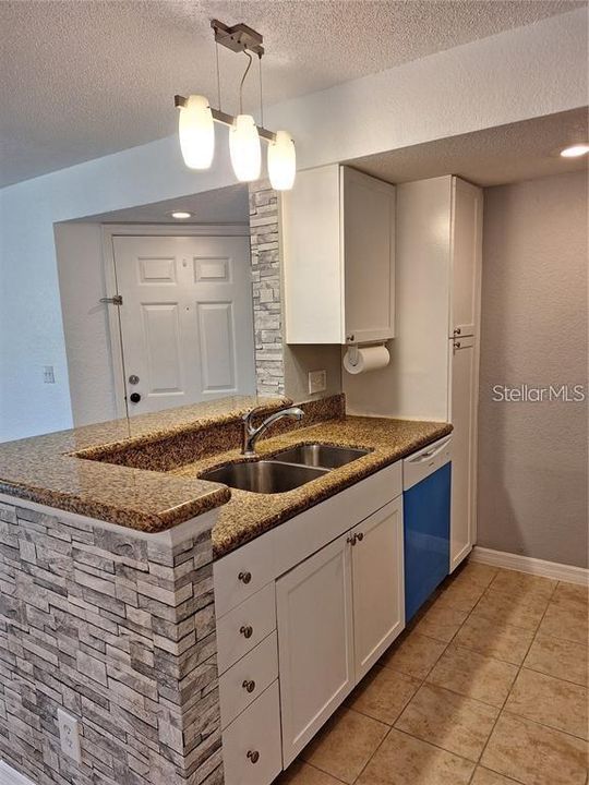 Activo con contrato: $140,000 (2 camas, 2 baños, 988 Pies cuadrados)