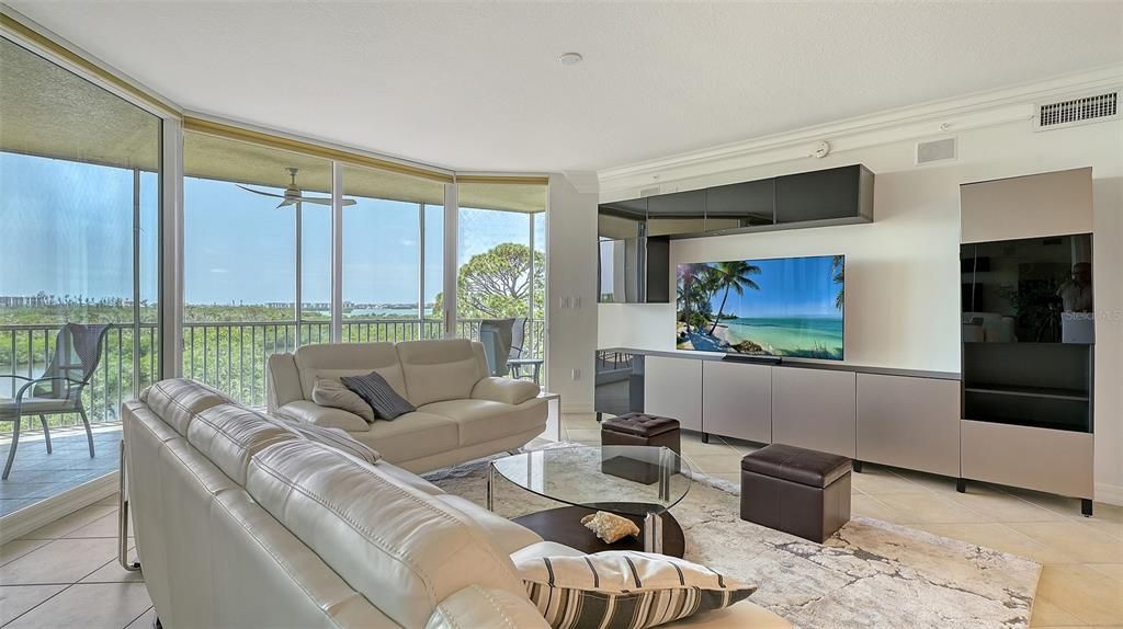 For Sale: $690,000 (3 beds, 3 baths, 2203 Square Feet)