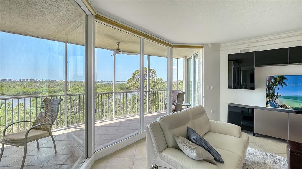 For Sale: $690,000 (3 beds, 3 baths, 2203 Square Feet)