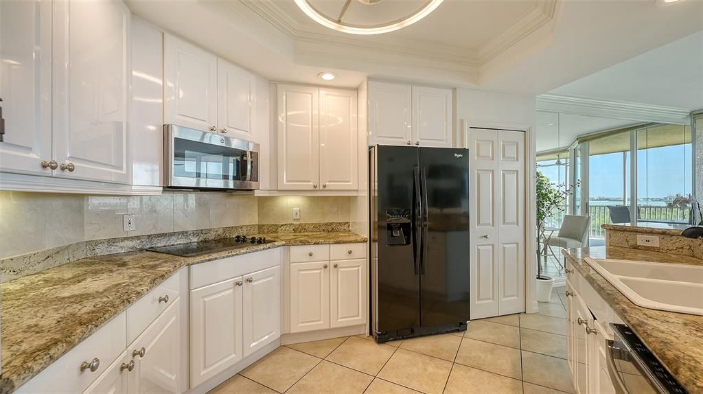 For Sale: $690,000 (3 beds, 3 baths, 2203 Square Feet)