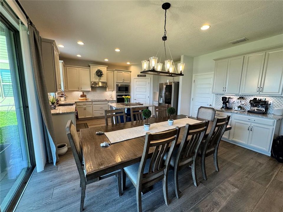 Под контрактом: $690,000 (5 спален, 4 ванн, 2840 Квадратных фут)