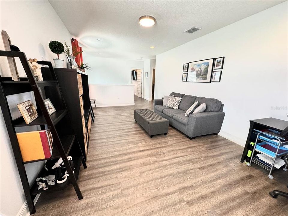 Под контрактом: $690,000 (5 спален, 4 ванн, 2840 Квадратных фут)