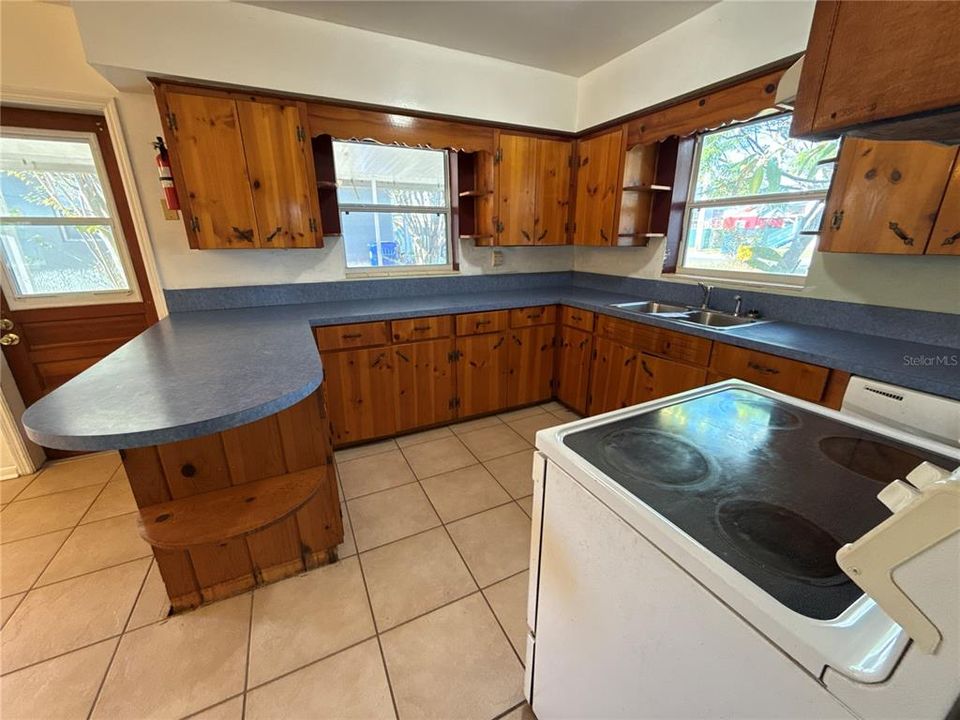 For Sale: $194,900 (2 beds, 1 baths, 1204 Square Feet)