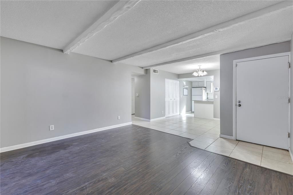 合同活跃: $175,000 (2 贝兹, 2 浴室, 967 平方英尺)