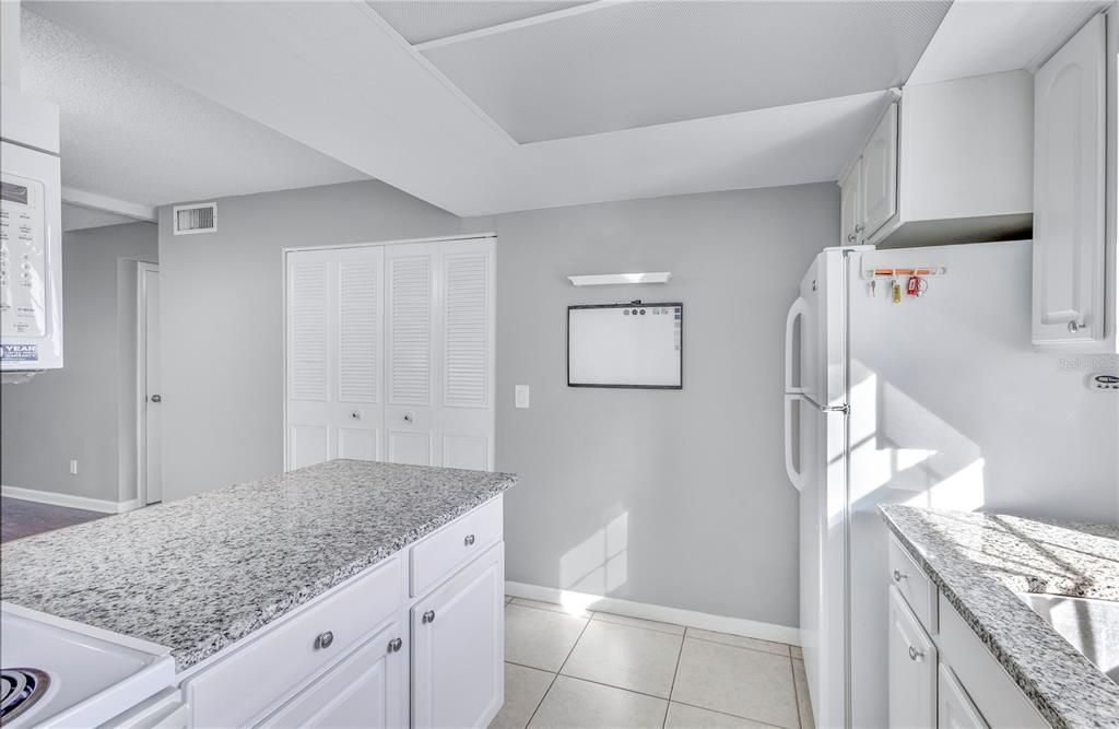 合同活跃: $175,000 (2 贝兹, 2 浴室, 967 平方英尺)