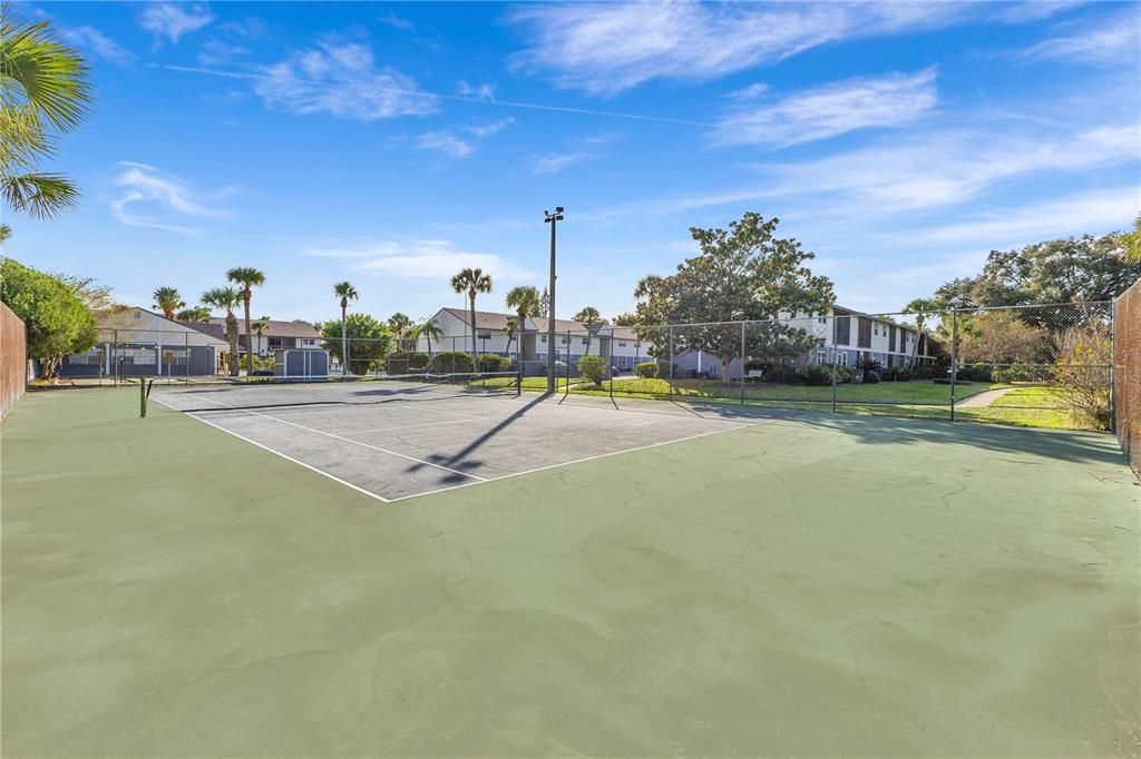 合同活跃: $175,000 (2 贝兹, 2 浴室, 967 平方英尺)