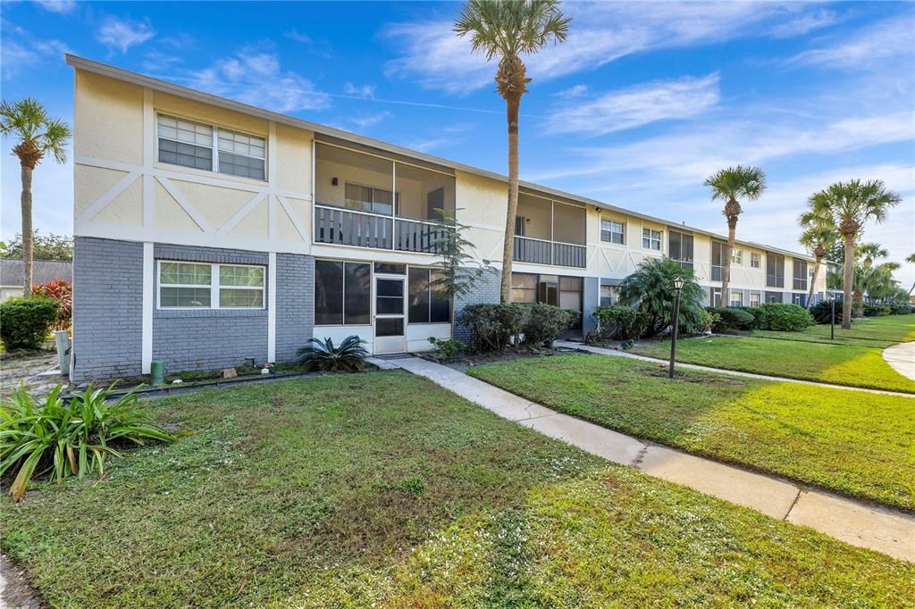 合同活跃: $175,000 (2 贝兹, 2 浴室, 967 平方英尺)