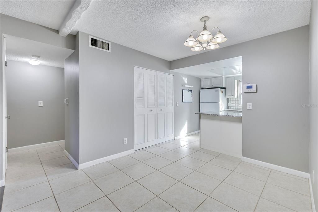 合同活跃: $175,000 (2 贝兹, 2 浴室, 967 平方英尺)