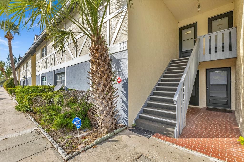 合同活跃: $175,000 (2 贝兹, 2 浴室, 967 平方英尺)