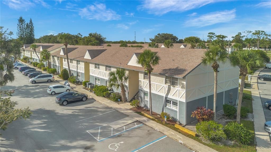 合同活跃: $175,000 (2 贝兹, 2 浴室, 967 平方英尺)