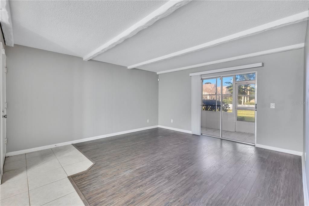 合同活跃: $175,000 (2 贝兹, 2 浴室, 967 平方英尺)