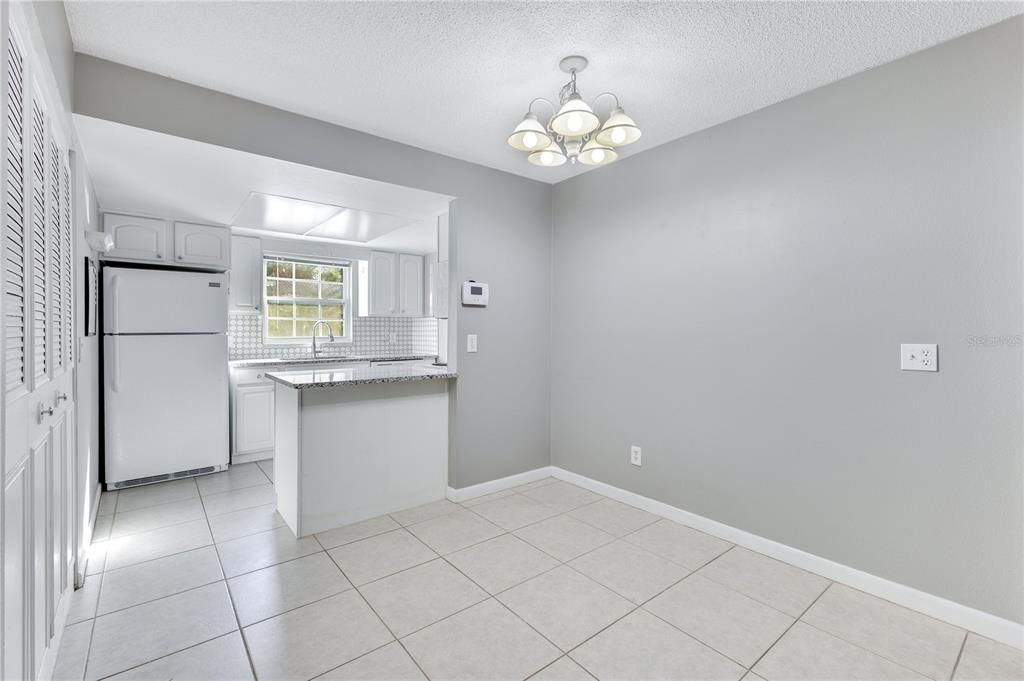 合同活跃: $175,000 (2 贝兹, 2 浴室, 967 平方英尺)