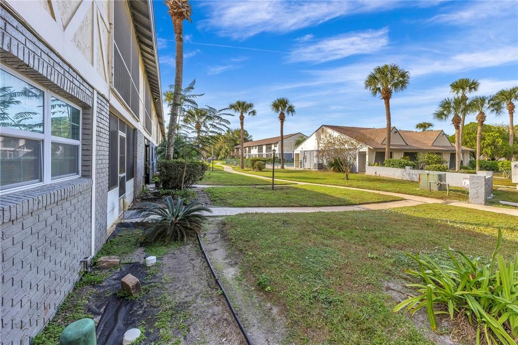 合同活跃: $175,000 (2 贝兹, 2 浴室, 967 平方英尺)