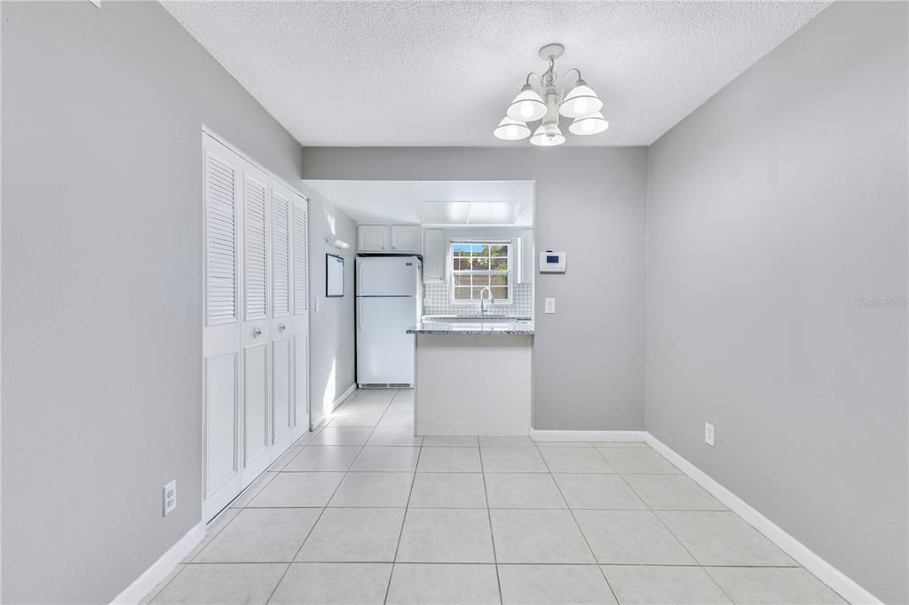 合同活跃: $175,000 (2 贝兹, 2 浴室, 967 平方英尺)