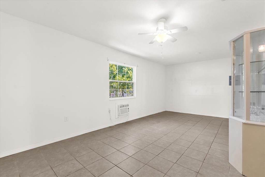 待售: $350,000 (4 贝兹, 2 浴室, 1816 平方英尺)