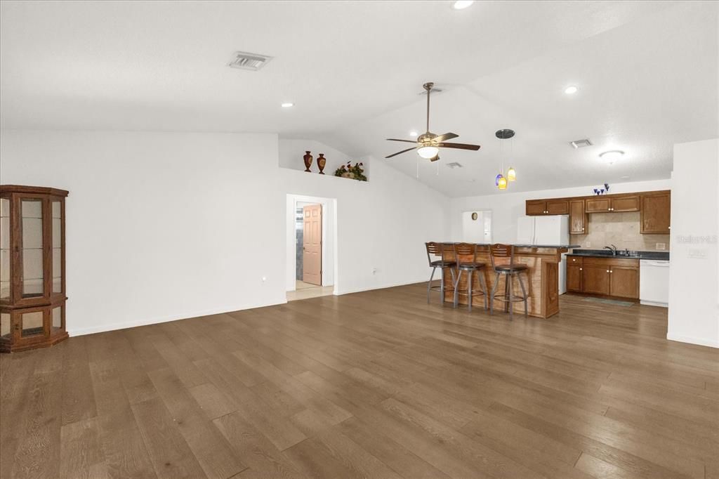 待售: $350,000 (4 贝兹, 2 浴室, 1816 平方英尺)